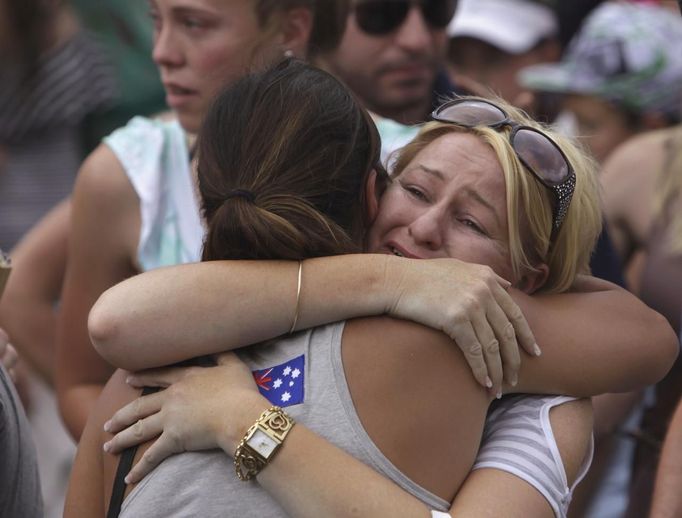 Relatives of victims of the 2002 Bali bomb attack comfort each other during a commemoration service for the 10th anniversary of the Bali bombing in Garuda Wisnu Kencana (GWK) cultural park in Jimbaran, Bali October 12, 2012. Eighty-eight Australians were among the 202 people killed in the attacks on the Sari Club and Paddy's Bar at the popular tourist area of Kuta on October 12, 2002. REUTERS/Beawiharta (INDONESIA - Tags: ANNIVERSARY POLITICS) Published: Říj. 12, 2012, 7:08 dop.