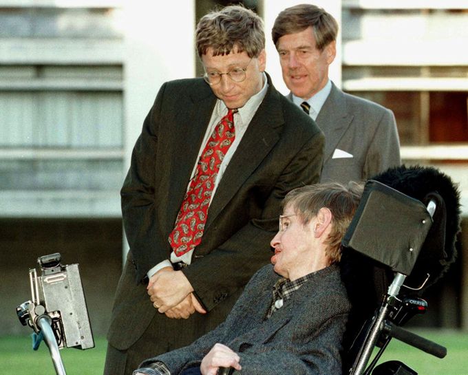 Spoluzakladatel Microsoftu Bill Gates navštívil fyzika Stephena Hawkinga na Cambridgeské univerzitě v roce 1997.