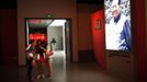 Teenagers look at the screen of a mobile phone as they stand next to a portrait of former Chinese leader Mao Zedong at the Revolution Museum in Jinggangshan, Jiangxi province, in this September 20, 2012 file photo. China's Communist Party has dramatically stepped up its training of the country's roughly 40 million party and government officials in the past decade. With public scrutiny of cadre behaviour growing via social media, the party is likely to call for continued, and deepened, cadre education at the upcoming 18th Party Congress. At the vanguard of this education drive, alongside a Central Party School in Beijing, are three "Executive Leadership Academies" which opened in 2005 for middle-ranking and senior officials in Shanghai, Yan'an and Jinggangshan. The curriculum covers Marxism, Leninism and Mao Zedong Thought, but students may also take finance courses, receive in-depth media training or role-play crisis management scenarios on everything from disease outbreaks to train wrecks. REUTERS/Carlos Barria/Files (CHINA - Tags: POLITICS SOCIETY) Published: Zář. 24, 2012, 1:48 odp.