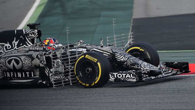 K testům F1 už tradičně patři nejrůznější detekční nástavce, jako je například tato "anténa" na analýzu proudění vzduchu na Red Bullu Daniila Kvjata.