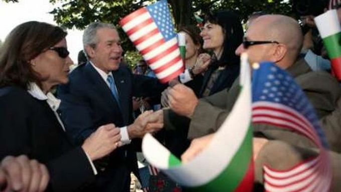 Bush je v Bulharsku populární. Na snímku se zdraví s lidmi v centru Sofie.