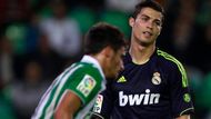 Cristiano Ronaldo jako by nevěřil. Mourinhův tým prohrál letos v lize už potřetí. Naopak Barcelona ani jednou.