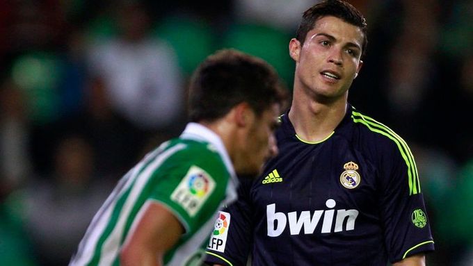 Fotbalisté Realu třetí prohrou v ligovém ročníku dali šanci Atlétiku Madrid a Barceloně na zvýšení náskoku v čele tabulky