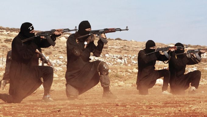 Členové Islámského státu na propagandistické fotografii z listopadu 2015.