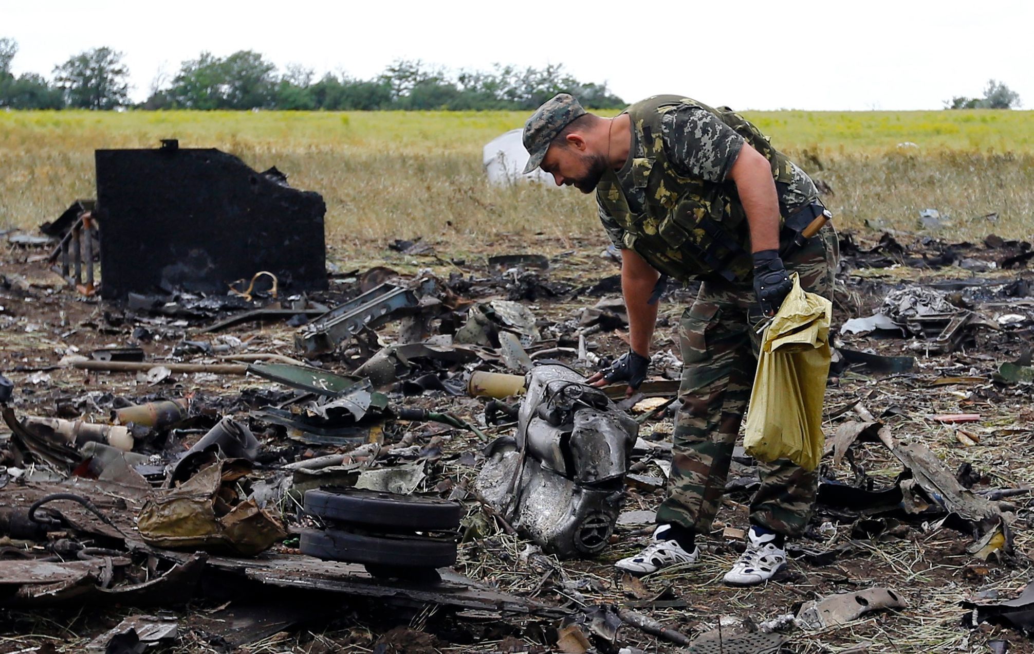 Proruský separatista na místě, kam dopadlo sestřelené letadlo.