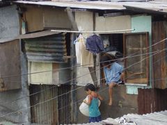 Filipíny stále zápasí s velkou chudobou. I v centru Manily žijí lidé v provizorních chatrčích, sestavených z plechu, hadrů a všeho, co 