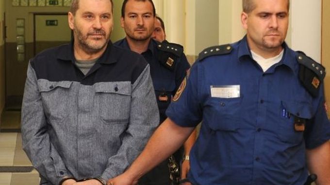 Alexandr Novák míří k jednání soudu.