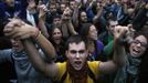 Demonstrators chant "These are our weapons" as they hold up their hands after riot police charged them outside the Spanish parliament in Madrid, September 25, 2012. Protesters clashed with police in Spain's capital on Tuesday as the government prepares a new round of unpopular austerity measures for the 2013 budget that will be announced on Thursday. REUTERS/Susana Vera (SPAIN - Tags: CIVIL UNREST POLITICS BUSINESS) Published: Zář. 25, 2012, 8:46 odp.