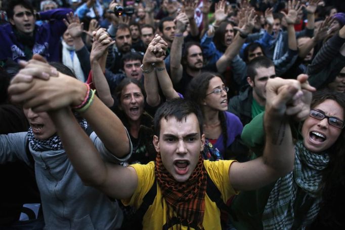 Demonstrators chant "These are our weapons" as they hold up their hands after riot police charged them outside the Spanish parliament in Madrid, September 25, 2012. Protesters clashed with police in Spain's capital on Tuesday as the government prepares a new round of unpopular austerity measures for the 2013 budget that will be announced on Thursday. REUTERS/Susana Vera (SPAIN - Tags: CIVIL UNREST POLITICS BUSINESS) Published: Zář. 25, 2012, 8:46 odp.