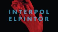 INTERPOL – EL PINTOR. Obrazový poutač desky pátého studiového alba Newyorčanů je jedním z vůbec nejpřitažlivějších, co v loňském roce vznikly. Jeho jednotlivé části přitom mohou samostatně působit nezajímavě – ladné ženské ruce atakují hranici prvoplánové estetičnosti, bezpatkový, sterilní font už potenciál minimalistické trendovosti vyčerpal a černé pozadí – který novodobý hipster by si jej nezamiloval. Vše je ale naruby. Kdyby ty dámské dlaně nebyly natřeny krvavě červenou a neprotiřečily si svou elegancí, kdyby je nenegoval přízemní typ písma a to vše neznásilňoval černočerný background, žádný hodnotící text by teď pod autorčinýma rukama nevznikal. Ten nejlepší dojem podtrhuje i neznámý význam motivu, jejž neprozradil ani jeho autor David Calderley.