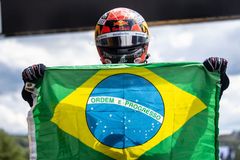 Enzo Fittipaldi slaví vítězství ve sprintu F2 ve Spa-Francorchamps