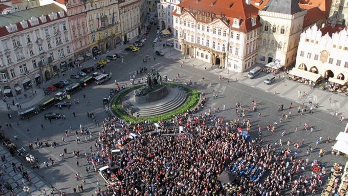 Zahájení Pražského Quadriennale v roce 2015 na Staroměstském náměstí. Další quadriennale se bude konat v červnu 2019.