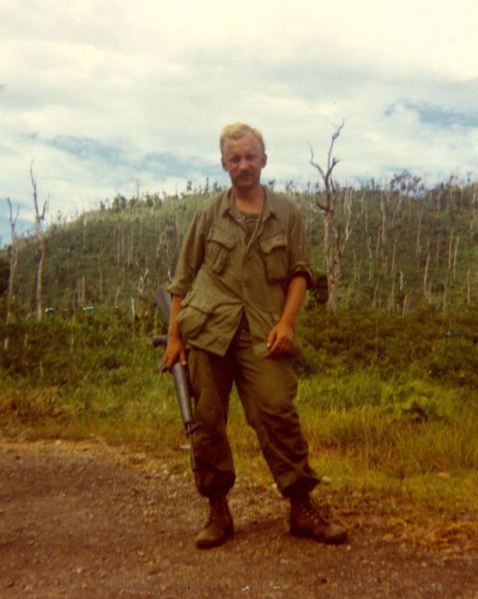 Manuel van Eyck, další z Čechoslováků, bojujících v Jižním Vietnamu, 1972. Byl nasazen v závěrečné fázi války, tzv. vietnamizace, což ale nemělo vliv na vysoké ztráty.