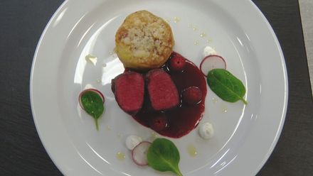 Steak z jelena a omáčka z malin je dokonalá kombinace k jídlu