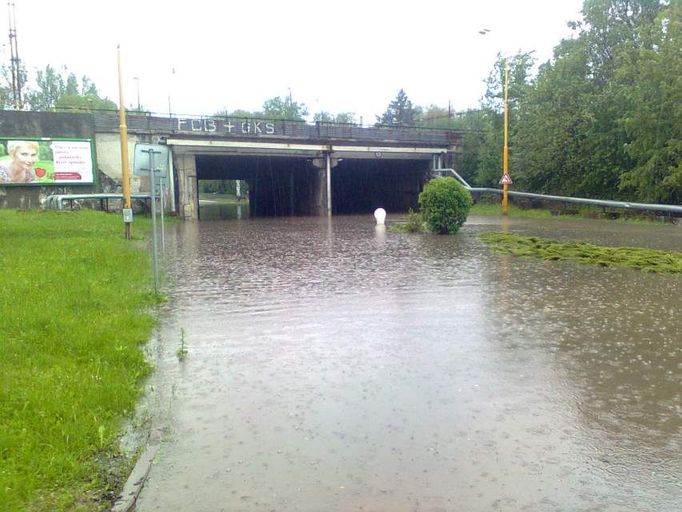 Zaplavený podjezd pod železničním mostem Havířov-Šumbark.