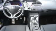 Honda Civic vypadala jinak než ostatní auta i zvenku, uvnitř pak překvapilo poměrně chaotické rozmístění ovládacích prvků