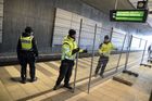 Živě: Maskovaní muži v centru Stockholmu napadali migranty, policie zatýkala