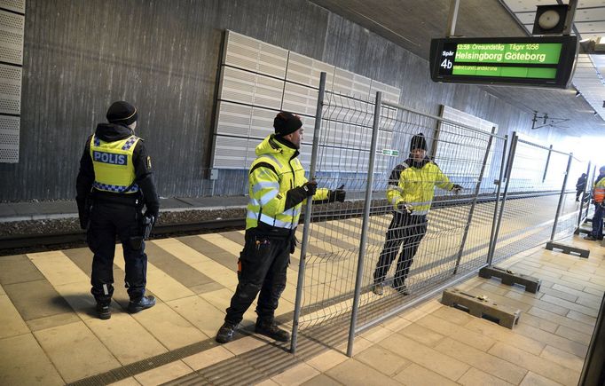 Na nádraží v Hyllie nedaleko Malmö vyrostly provizorní ploty. Oddělují nástupiště pro mezinárodní a vnitrostátní spoje.