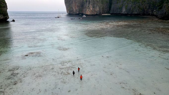 Thajská zátoka Maya Bay, kde turisté pozorují žraloky černoploutvé.