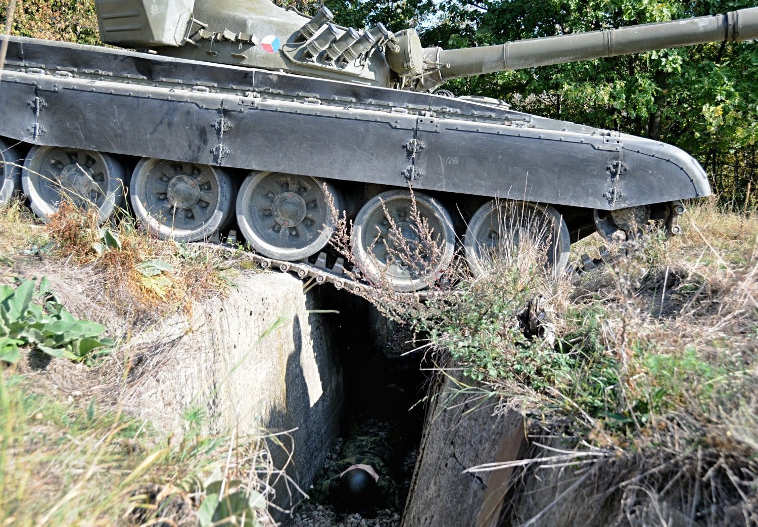 Cvičení Dukly Praha: kryti v zákopu s následným útokem