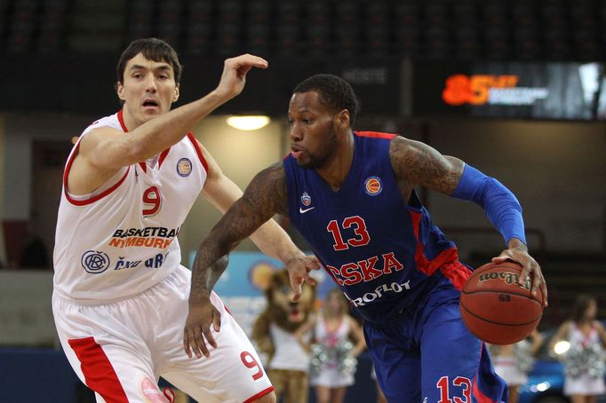 VTB liga, Nymburk - CSKA Moskva: Jiří Welsch - Sonny Weems