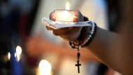 Manila, Filipíny – V manilské katedrále plápolá svíčka před portrétem papeže Františka. Tichý plamen je symbolem vděčnosti a rozloučení.