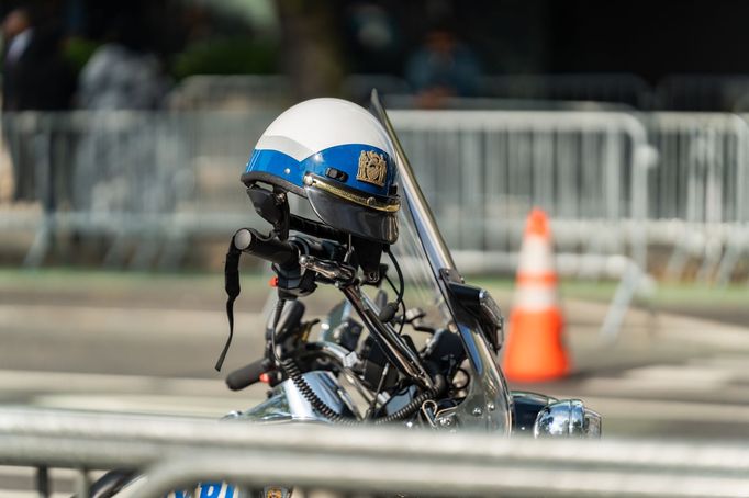 V čele konvoje jely policejní motorky a služební auta, následovala černá obrněná vozidla.