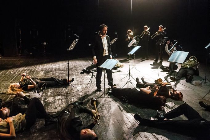 Rezonance na pěší vzdálenost. Scénický koncert s tancem na Nové scéně Národního divadla. Orchestr Berg ve spolupráci se souborem 420people tančí na hudbu Jana Trojana.