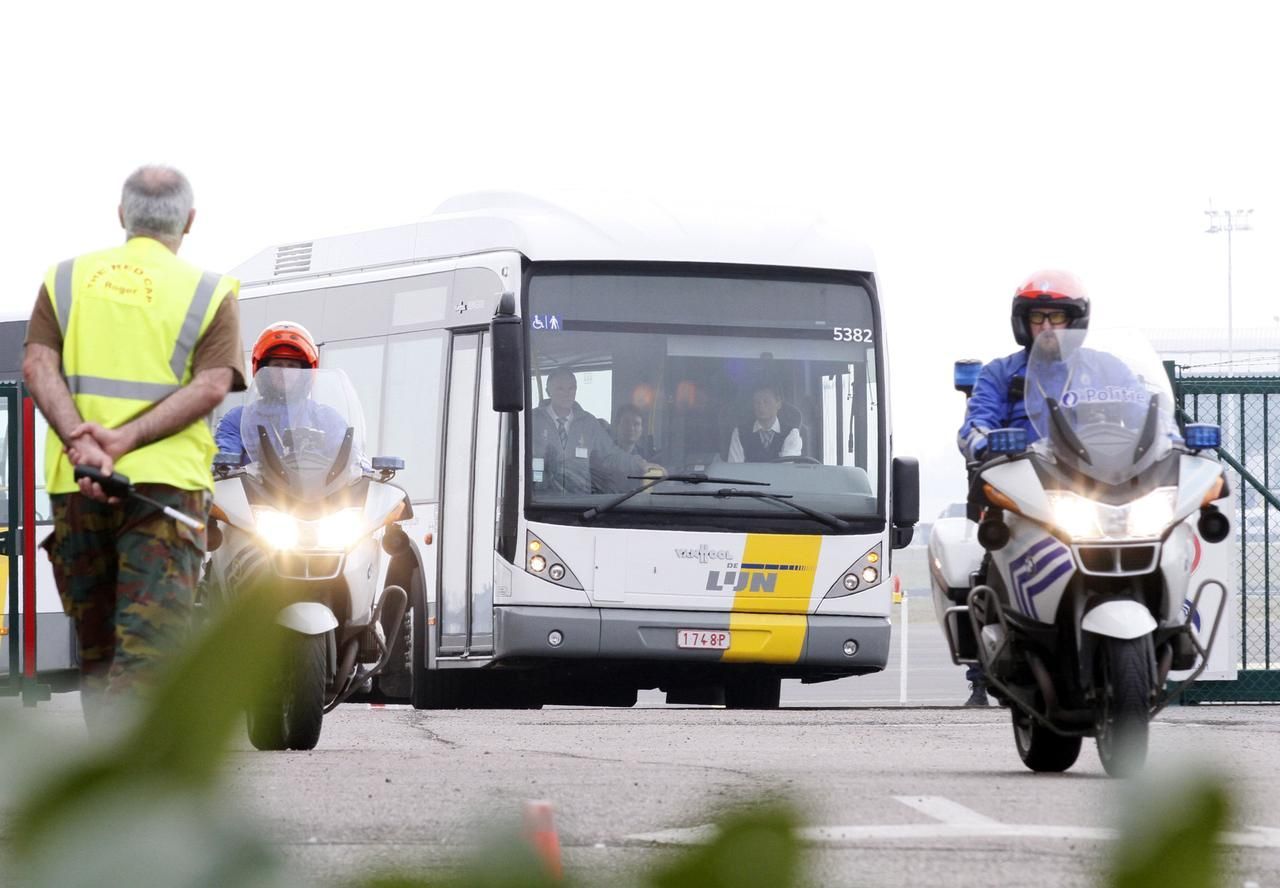 Autobus s rodiči a příbuznými míří na vojenské letiště, odkud odletí do Švýcarska