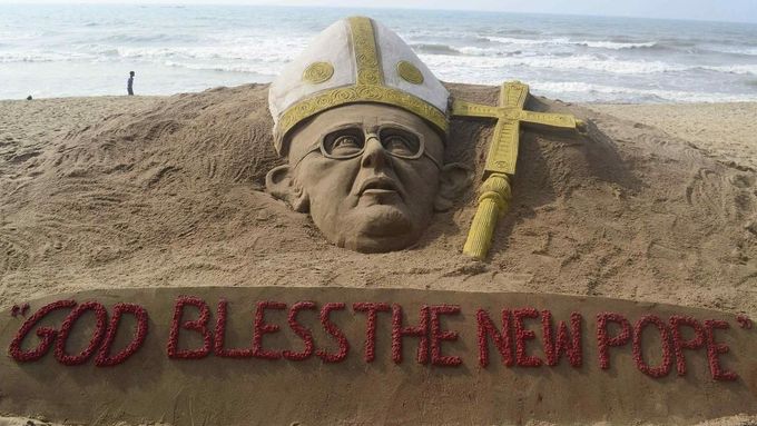Socha nového papeže Františka, kterou z písku vyrobil umělec Sudarshan Patnaik na pláži v Puri v Indii.