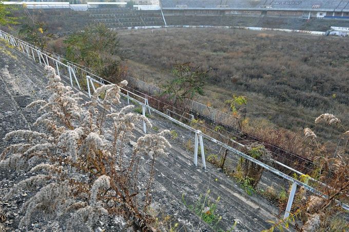 Pohled na zchátralý fotbalový stadion Za Lužánkami.