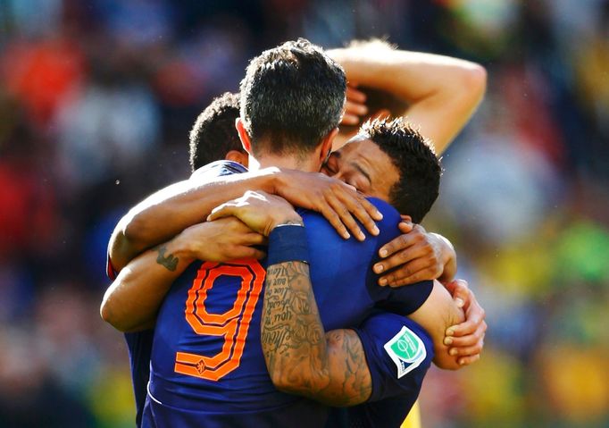 Memphis Depay of the Netherlands (R) celebrates after scoring his team's third goal against Australia with teammate Robin van Persie of the Netherlands during their 2014