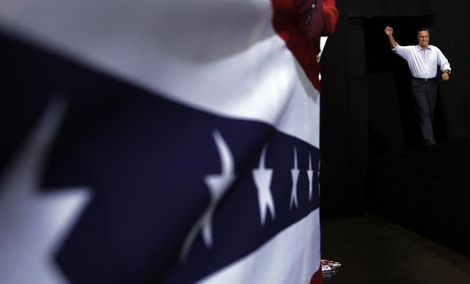 U.S. Republican presidential candidate and former Massachusetts Governor Mitt Romney takes the stage at a campaign rally in Toledo, Ohio September 26, 2012. REUTERS/Brian Snyder (UNITED STATES - Tags: POLITICS ELECTIONS USA PRESIDENTIAL ELECTION) Published: Zář. 26, 2012, 11:35 odp.