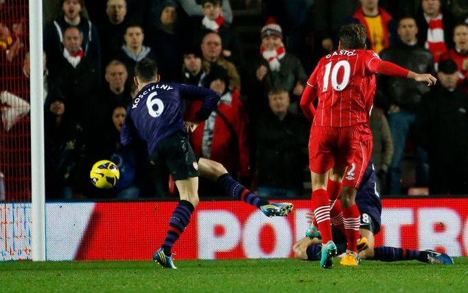 Gaston Ramirez (10) dostal Southampton v zápase s Arsenalem do vedení 1:0.