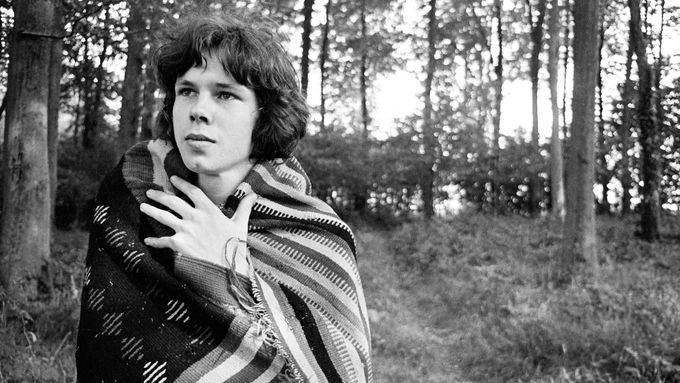 Nick Drake poslední roky trávil sám doma s kytarou a postupně ztrácel chuť do života.