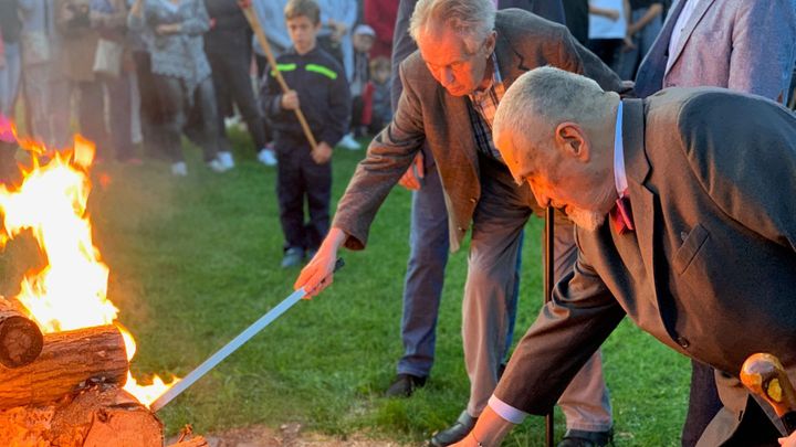 Už nevím, co bych tu zveleboval, řekl Zeman v Lánech, kde zapálil Masarykovu vatru