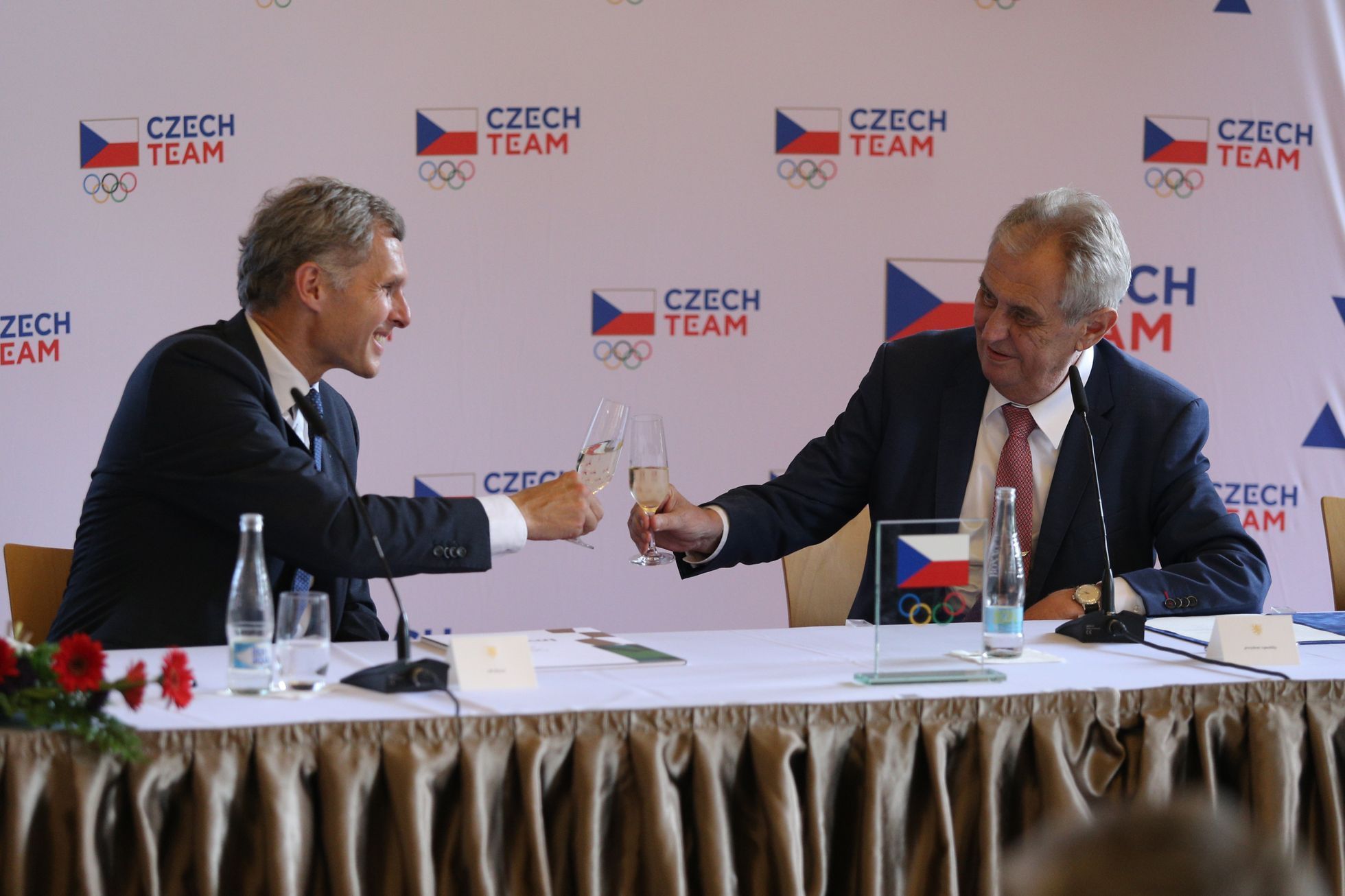 Miloš Zeman při podpisu průvodního dopisu pro prezidenta MOV, vlevo šéf ČOV Jiří Kejval
