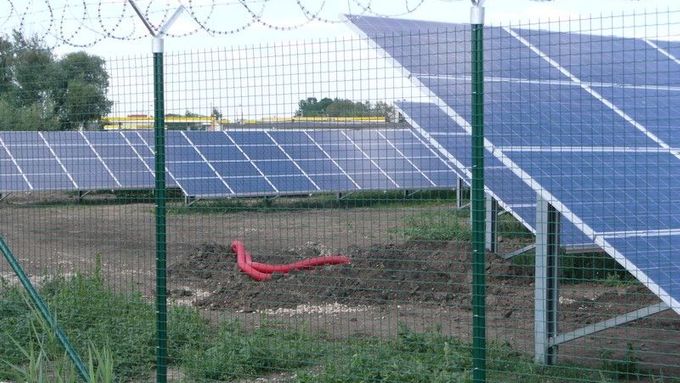 Solární elektrárnu bude chránit plot s ostatným drátem.