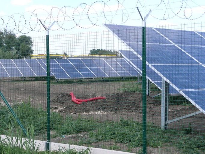 Nová fotovoltaická elektrárna se zde rozkládá na ploše 7 hektarů a sestává z více než 17 tisíc panelů.