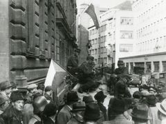 Praha - Staré Město, 7. května 1945. Pohled na polopásový transportér doprovázející velitele 1. pěšího pluku plk. Archipova k velitelství "Bartoš" v Bartolomějské ulici.