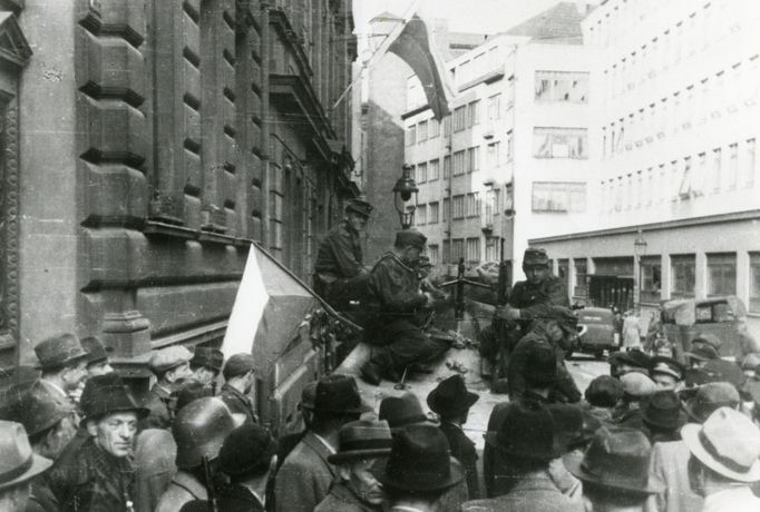 Praha - Staré Město, 7. května 1945. Pohled na polopásový transportér doprovázející velitele 1. pěšího pluku plk. Archipova k velitelství "Bartoš" v Bartolomějské ulici.