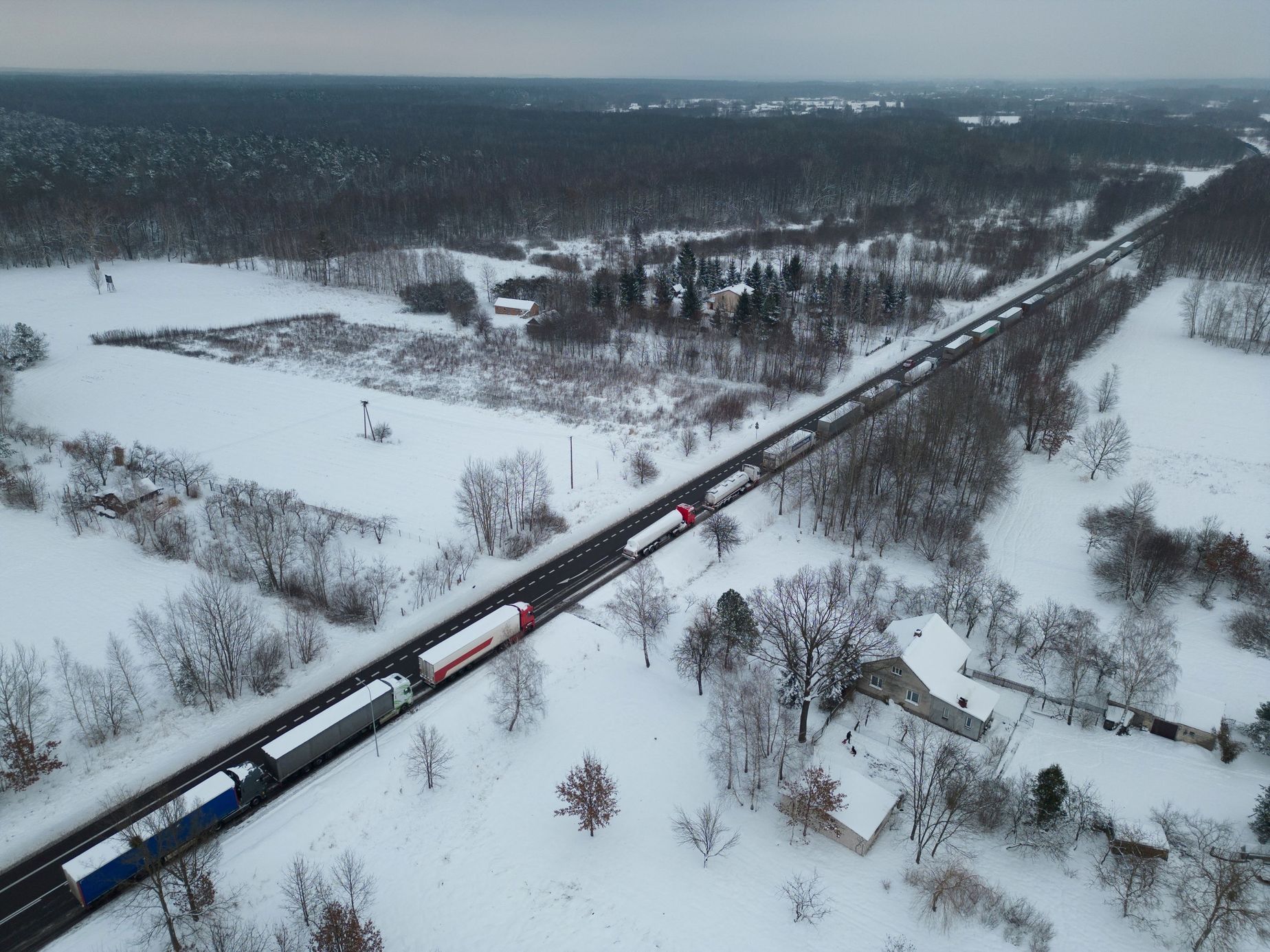 Dlouhá fronta kamionů, zablokovaná na ukrajinsko-polské hranici.