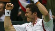 Ruský tenista Marat Safin se raduje z vítězství v rozhodujícím zápase finále Davis Cupu nad Argentincem Jose Acasusem.