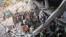 Firefighters, army and locals try to rescue garment workers, who are trapped inside the rubble of the collapsed Rana Plaza building, in Savar, 30 km (19 miles) outside Dhaka April 25, 2013. The number of people killed by the collapse of a building in Bangladesh's capital rose to 147 overnight and the death toll could climb further because many people are still trapped inside, Dhaka's district police chief told Reuters on Thursday. REUTERS/Andrew Biraj (BANGLADESH - Tags: DISASTER TPX IMAGES OF THE DAY) Published: Dub. 25, 2013, 3:42 dop.