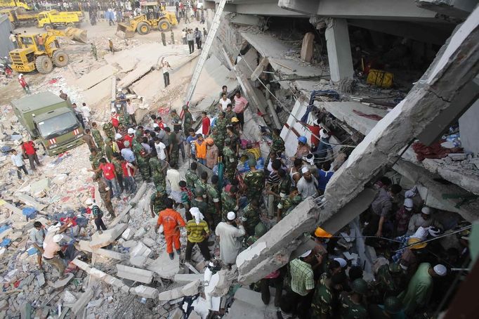 Firefighters, army and locals try to rescue garment workers, who are trapped inside the rubble of the collapsed Rana Plaza building, in Savar, 30 km (19 miles) outside Dhaka April 25, 2013. The number of people killed by the collapse of a building in Bangladesh's capital rose to 147 overnight and the death toll could climb further because many people are still trapped inside, Dhaka's district police chief told Reuters on Thursday. REUTERS/Andrew Biraj (BANGLADESH - Tags: DISASTER TPX IMAGES OF THE DAY) Published: Dub. 25, 2013, 3:42 dop.