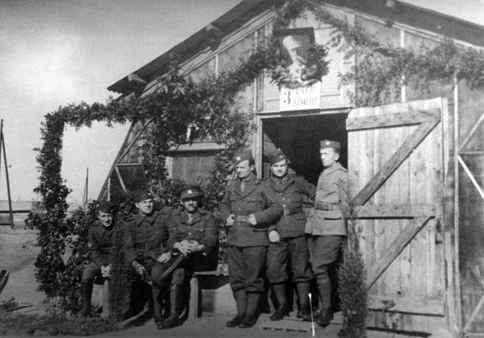 Jan Kubiš jako příslušník 1. čs. pěší divize v jihofrancouzském Agde (druhý zprava). Po jeho pravé ruce stojí rotný Otmar Riedl, první čs. parašutista, vysazený v rámci operace BENJAMIN.