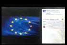 Na vlajku EU kreslí svastiku. Petici obhájců zbraní přesto podepsal Zeman i Vondráček