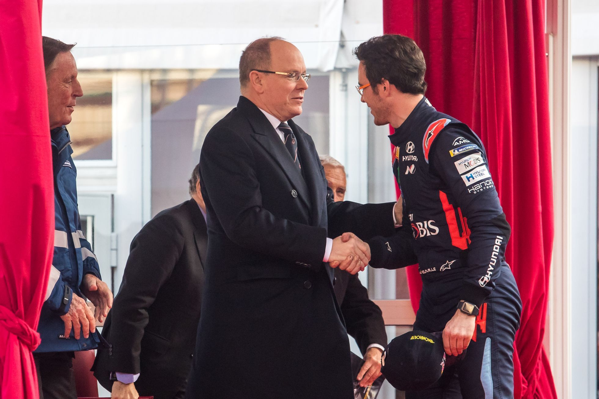 Thierry Neuville z týmu Hyundai slaví s knížetem Albertem II. vítězství v Rallye Monte Carlo 2020
