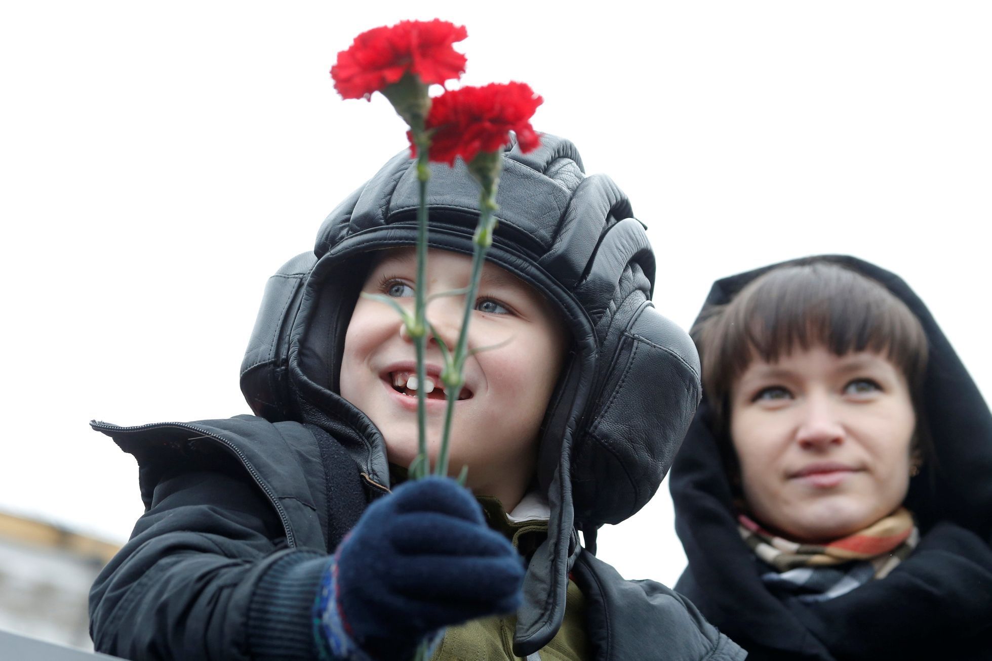 Diváci na vojenské přehlídce v Moskvě na oslavu Dne vítězství.