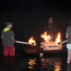 Skauti - oheň na vodě - bez vodoznaku